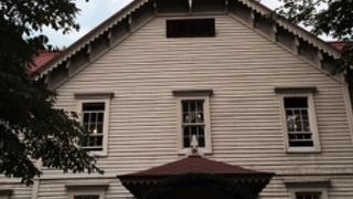 都会の中の時計台