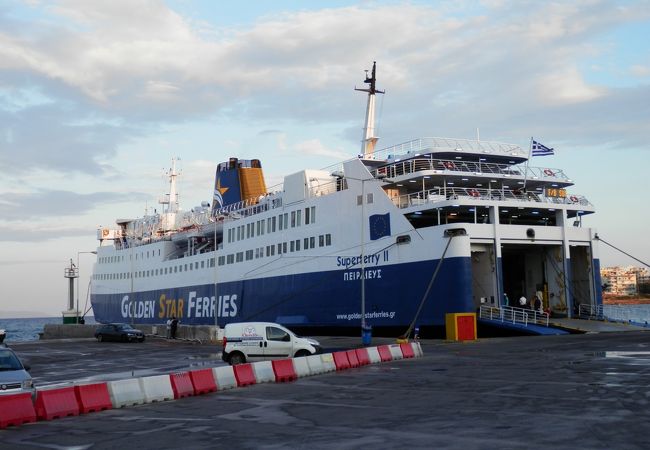 ラフィーナ港・アテネ空港近くのミコノス島などエーゲ海の島々へ行くフェリーの港