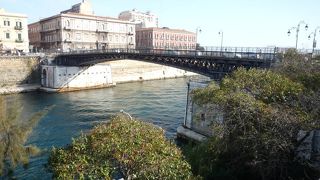 旧市街と新市街を結ぶ