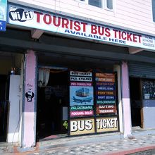 “左側”のチケットオフィス