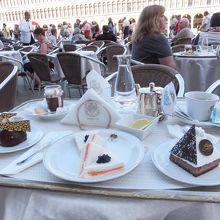 豪華なトレーにのせられてやってきます