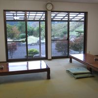 広間。庭が望める