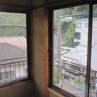 部屋からは温泉街をかすかに望めます。