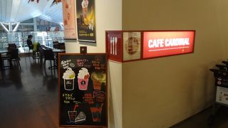 気楽に立ち寄れる空港内のカフェ