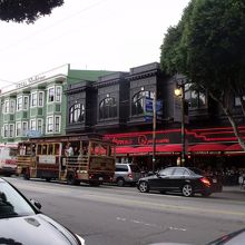 チャイナタウンを抜けて着ました。目の前はCALZONE'S