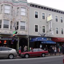 イタリアンレストランが多いこの辺で、右はSOTO MARE