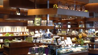 老舗ブランドのお土産品が買える