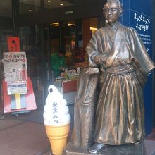 入り口の龍馬像が目印