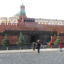 赤の広場からレーニン廟正面を写す。