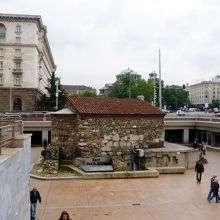 道路から見ると半分地下に埋まっている教会