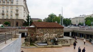 半分地下に埋もれた教会