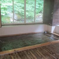 木枠の浴槽は４畳ほどのサイズ