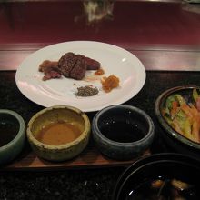 メインのお肉とサラダ