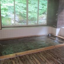 木枠の浴槽は４畳ほどのサイズ