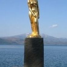 田沢湖畔に立つたつこ姫の像