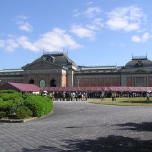 テントの先から続く観覧入場者の行列