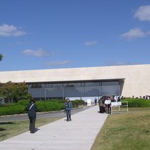 平成知新館（右隣に本館の明治古都館がある）