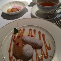 洋ナシのデザートと紅茶