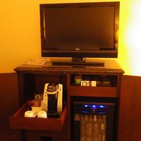 テレビの下は冷蔵庫、コーヒーマシンは全ホテル共通、ミニ売店