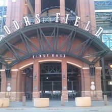 一塁側入口の様子