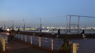 夕暮れ時の空港