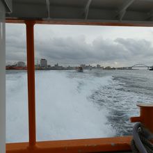 高速艇からターミナル方面を見る。
