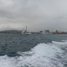 遥かに巡視船。