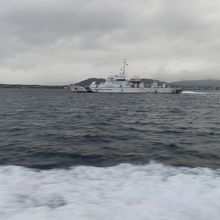 停泊中の巡視船。