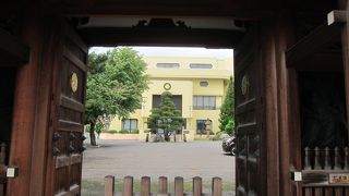 雪に青空の下ではとても映えそうな現代風の建物のお寺