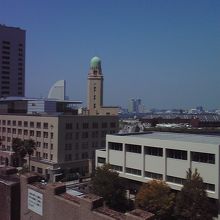 クイーン（横浜税関）の塔と赤レンガ倉庫・みなとみらい方面