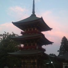 夕方の三重塔
