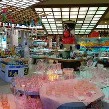 琉球村ガラス販売店内にて