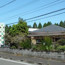 深年集落の道沿いにある製造元