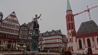 中世の建物が立ちならぶ素敵な広場