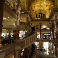 超豪華なホール。アーチを描いたエスカレーターがあります。