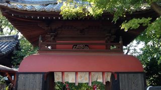 門が独特で良い雰囲気!!