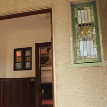 洋館入口。ステンドグラスが綺麗！