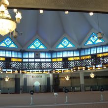 ステンドグラスがきれいなお祈りのホール