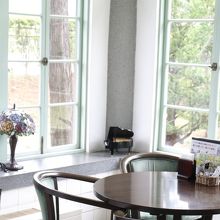 洋館内の喫茶室。淡い色合いの内装が素敵です＾＾