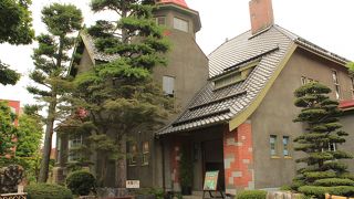 和洋両スタイルのクラシックな庭園