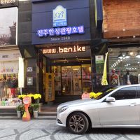 ホテルの入り口ですが、小さくてややわかりづらいです。