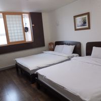 ベッドが大きいですがバスルームへはだんさがあります。