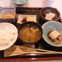 和朝食、ご飯、みそ汁、湯豆腐はセルフ　つけもの　切干大根
