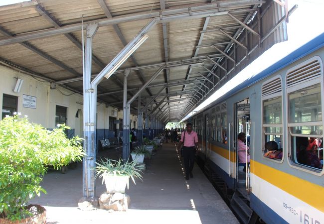 鉄道ファン必見の長閑な駅