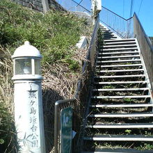 公園の標識が灯台の形なのがユニークです。