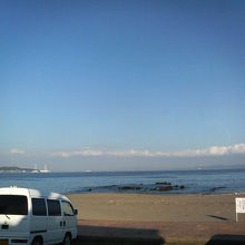 駅近くに長い砂浜が広がっています。