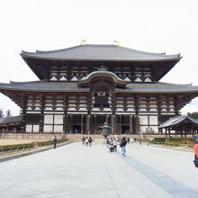 東大寺のシンボル、東大寺大仏殿はその大きさに圧倒された。