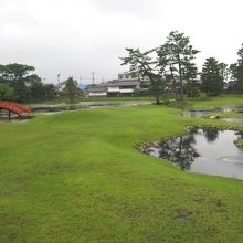平安スタイルの広びろとした空間のある庭園
