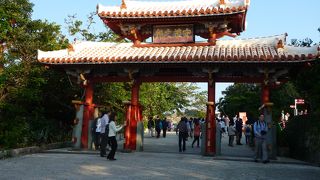 2000円札の図柄になった赤瓦屋根の門