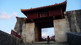 首里城に行く途中にのんびり眺めながら上がるといい